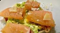 Tostada de aguacate y salmón Tostada de aguacate y salmón