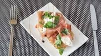 Brushettas con burrata, jamón crudo y miel Brushettas con burrata, jamón crudo y miel