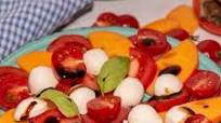 Persimmon Caprese salad Persimmon Caprese salad