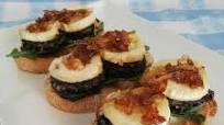 Tostas de morcilla y queso de cabra con cebolla caramelizada Tostas de morcilla y queso de cabra con cebolla caramelizada