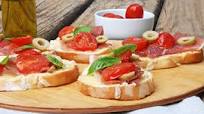 Bruschettas mediterráneas de mozzarella, cherrys confitados, albahaca , jamón crudo y aceitunas Bruschettas mediterráneas de mozzarella, cherrys confitados, albahaca , jamón crudo y aceitunas