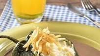 Chile Poblano Relleno de Granos de Elote y Queso Panela con Salsa de Frijol Chile Poblano Relleno de Granos de Elote y Queso Panela con Salsa de Frijol