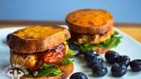 (Hamburguesitas) de pavo con salsa barbacoa y camote con mezcla de espinacas y rúcula, y arándanos (Hamburguesitas) de pavo con salsa barbacoa y camote con mezcla de espinacas y rúcula, y arándanos