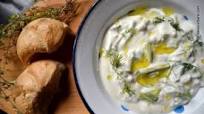 Sos Tzatziki din iaurt cu castraveti si usturoi Sos Tzatziki din iaurt cu castraveti si usturoi