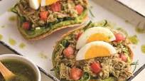 Tostadas de atún al cilantro y huevo ¡En menos de 15 minutos! Tostadas de atún al cilantro y huevo ¡En menos de 15 minutos!
