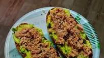 Tostada de atún y aguacate Tostada de atún y aguacate