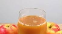 How to Make Apple Juice (With and Without Juicer) How to Make Apple Juice (With and Without Juicer)