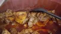 Chamorros de res en salsa de birria Chamorros de res en salsa de birria