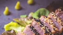 TATAKI DE ATÚN ROJO CON SÉSAMO TATAKI DE ATÚN ROJO CON SÉSAMO