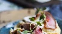 Gedeost bruschetta med løgpuré og mørt oksekød Gedeost bruschetta med løgpuré og mørt oksekød
