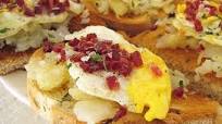 Tosta de huevos rotos o estrellados con jamón Tosta de huevos rotos o estrellados con jamón