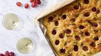 Langtidshævet foccacia med druer og rosmarin Langtidshævet foccacia med druer og rosmarin