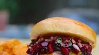 Hamburguesas de carne de venado a la parrilla en salsa de cereza Hamburguesas de carne de venado a la parrilla en salsa de cereza