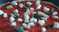 Pizza Margherita fatta in casa Pizza Margherita fatta in casa