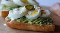 Pan Tostado con Huevo, Aguacate y Jalapeño Pan Tostado con Huevo, Aguacate y Jalapeño