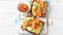 Aguacate en tostadas con salmón ahumado Aguacate en tostadas con salmón ahumado