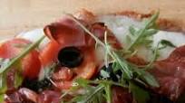 Bruschetta mozzarella, tomates, olives, basilic jambon cru et roquette Bruschetta mozzarella, tomates, olives, basilic jambon cru et roquette