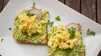 Tostadas con aguacate y huevos revueltos Tostadas con aguacate y huevos revueltos