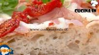 Pinsa romana con pancetta fiordilatte e pomodorini Pinsa romana con pancetta fiordilatte e pomodorini