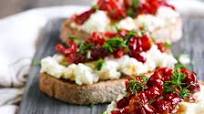 Bruschetta au chèvre, au poivron et au miel Bruschetta au chèvre, au poivron et au miel