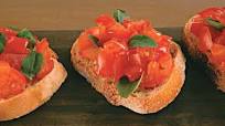 Bruschetta de tomate e manjericão Bruschetta de tomate e manjericão