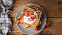 Tostadas con mantequilla, miel, queso fresco, fresas y coco rallado Tostadas con mantequilla, miel, queso fresco, fresas y coco rallado