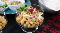 Chickpeas with yogurt topping and pita croutons Chickpeas with yogurt topping and pita croutons