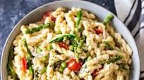 CREAMY GARLIC PASTA WITH VEGGIES CREAMY GARLIC PASTA WITH VEGGIES