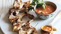 Salsa criolla con chuletas de cordero a la barbacoa Salsa criolla con chuletas de cordero a la barbacoa