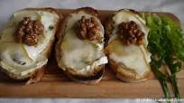 Goats cheese and pear bruschetta with honeyed walnuts Goats cheese and pear bruschetta with honeyed walnuts