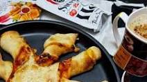 Twisted pizza with tomato and cheese filling Twisted pizza with tomato and cheese filling