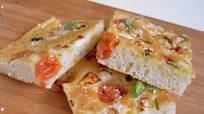 Reteta de focaccia - simpla sau cu rosii si ierburi aromatice Reteta de focaccia - simpla sau cu rosii si ierburi aromatice