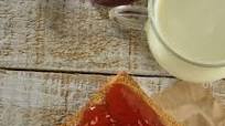 Pan tostado con Mermelada de Fresa Pan tostado con Mermelada de Fresa