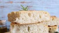 Focaccia semplice fatta in casa: la Ricetta fit morbidissima Focaccia semplice fatta in casa: la Ricetta fit morbidissima