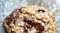 Chewy Chocolate Chunk Coconut Oatmeal Cookies {made with coconut oil} Chewy Chocolate Chunk Coconut Oatmeal Cookies {made with coconut oil}