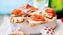 Smoked salmon and tzatziki crisp breads Smoked salmon and tzatziki crisp breads