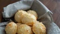 Brazilian Cheese Bread (Pão de Queijo) Brazilian Cheese Bread (Pão de Queijo)