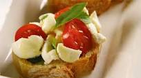 Bruschetta de tomate e mussarela de búfala Bruschetta de tomate e mussarela de búfala