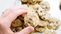 Mini Chocolate Chip Cookies (Bite-Sized!) Mini Chocolate Chip Cookies (Bite-Sized!)