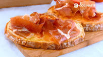 Pa amb tomàquet o pan tumaca con jamón y ajo, una receta de la dieta mediterránea Pa amb tomàquet o pan tumaca con jamón y ajo, una receta de la dieta mediterránea
