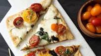 Caprese flatbread (easiest summer dinner ever!) Caprese flatbread (easiest summer dinner ever!)