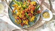Scrambled eggs with asparagus, salami and oregano Scrambled eggs with asparagus, salami and oregano