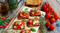 Bruschette veloci di fette biscottate Bruschette veloci di fette biscottate