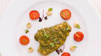 Bonito con chermoula, hummus y tomatitos asados Bonito con chermoula, hummus y tomatitos asados