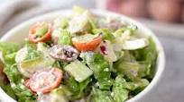 Salade grecque avec salade de pommes de terre Salade grecque avec salade de pommes de terre