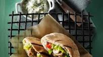 Pitas de souvlaki simples au poulet et au Tzatziki Pitas de souvlaki simples au poulet et au Tzatziki