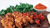 Grillade kycklingspett med grillade tomater Grillade kycklingspett med grillade tomater