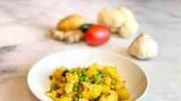 Indian Cauliflower and Green Pea Curry Indian Cauliflower and Green Pea Curry