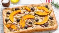 Focaccia con zucca, cipolla rossa e olive nere Focaccia con zucca, cipolla rossa e olive nere