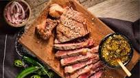 Rib Eye a la parrilla con salsa verde asada Rib Eye a la parrilla con salsa verde asada